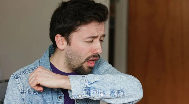 Osoba pokriva usta zbog lošeg zadaha